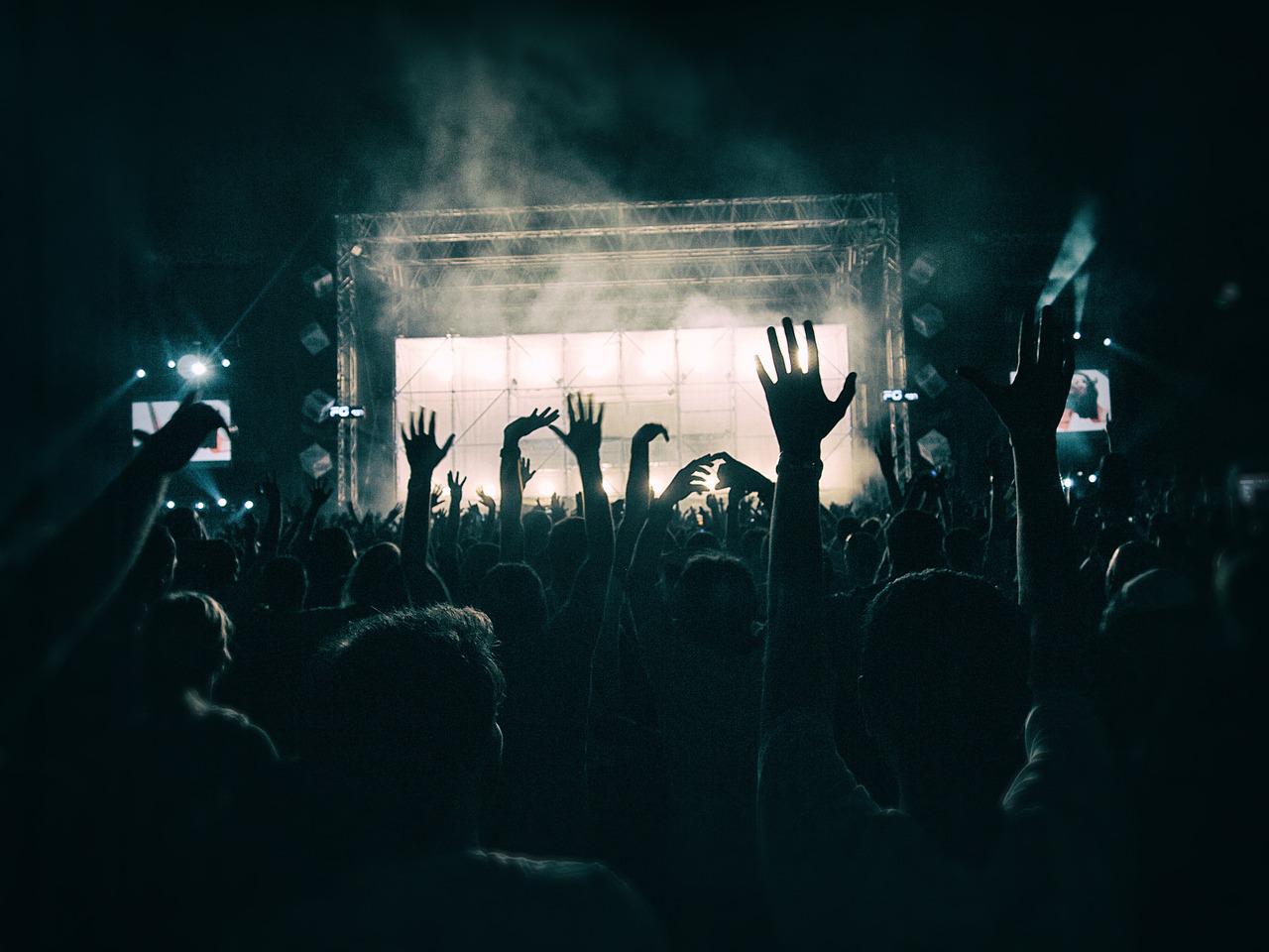 Foule devant une scene de concert