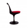 chaise tulipe noire avec coussin rouge
