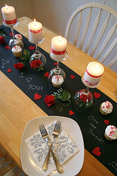 fleurs sur sur une table dressée pour la saint valentin