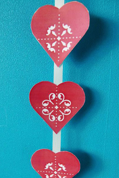 3 coeurs de papier en guirlande suspendue