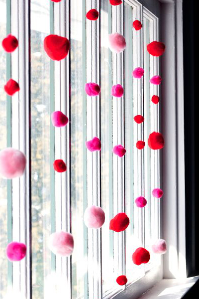 rideaux en boules rose et rouge